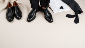 Jakie buty nosić z czarnym garniturem? Przyjmij elegancję!