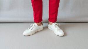 Jakie buty nosić z czerwonymi spodniami męskimi? Sprawdź inspiracje modowe!