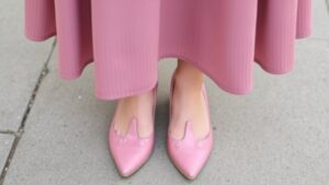 Jakie buty nosić do szaro-różowej sukienki? Sprawdź stylowe inspiracje!