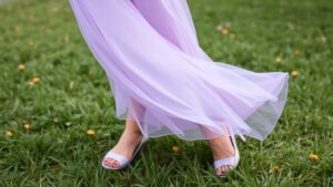 Jakie buty nosić do liliowej sukienki? Sprawdź modne inspiracje!
