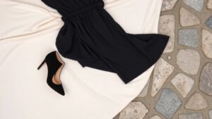 Jakie buty nosić z czarną sukienką? Sprawdź inspiracje modowe!