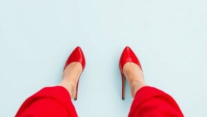 Jakie buty nosić do czerwonej sukienki? Sprawdź najgorętsze trendy!