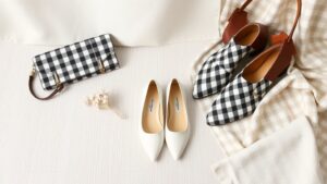 Sukienka w kratkę – Jakie buty? Sprawdź stylowe inspiracje!