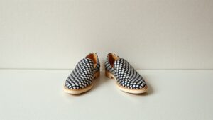 Jakie buty nosić do wzorzystej sukienki? Sprawdź inspiracje modowe!