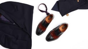 Jakie buty nosić do ciemnego garnituru? Sprawdź modne opcje!