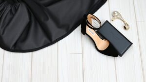 Jakie buty nosić z długą czarną sukienką? Sprawdź stylowe inspiracje!