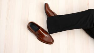 Jakie buty nosić z czarnymi spodniami męskimi? Stylowe opcje dla każdego mężczyzny