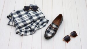 Jakie buty nosić z sukienką w kratę? Sprawdź stylowe inspiracje!