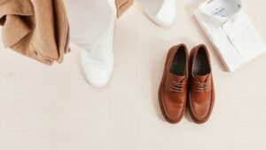 Jakie buty nosić z białymi spodniami męskimi? Sprawdź stylowe opcje!